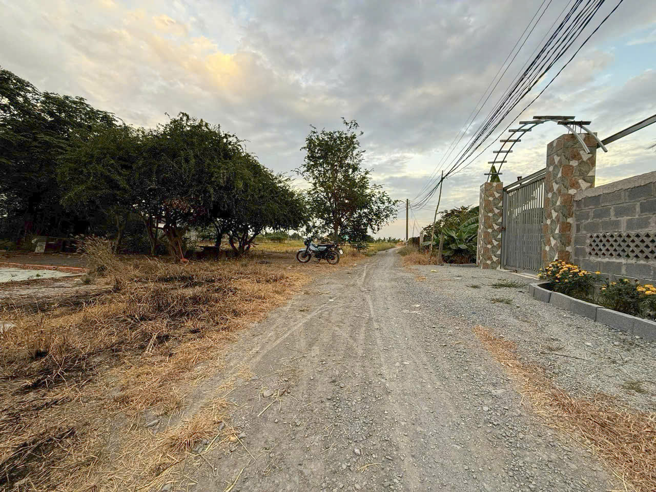 Đất full thổ 500m2 mt xe hơi xã Tân Lân giá rẻ đầu tư mua kiếm lời chỉ 1 tỏi 650tr Đất full thổ 500m2 mt xe hơi xã Tân Lân giá rẻ đầu tư mua kiếm lời chỉ 1 tỏi 650tr