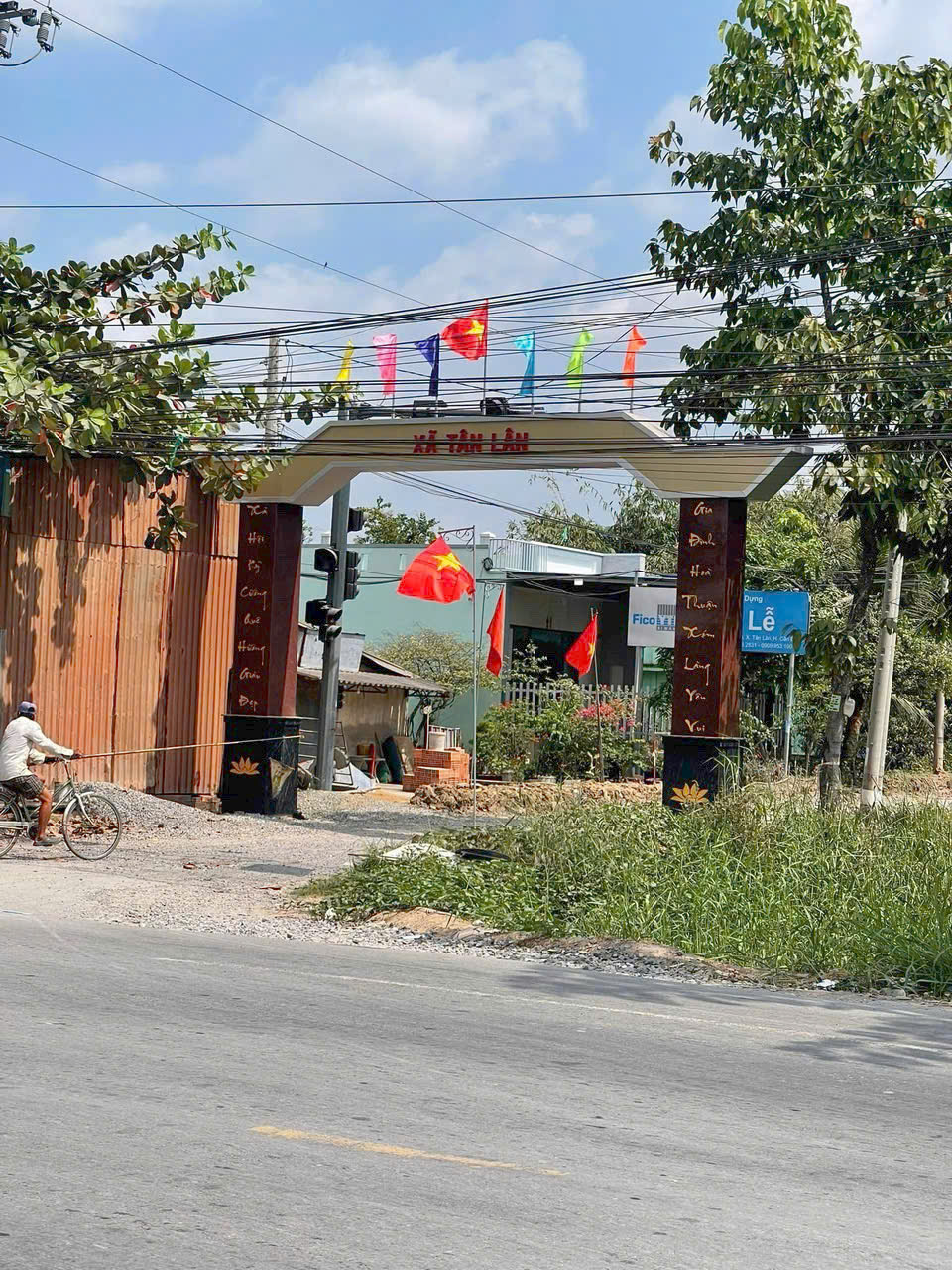 Đất thổ mt xe tải view kênh 483m2 xã Tân Lân giá bao rẻ đầu tư chỉ 1 tỏi 350tr