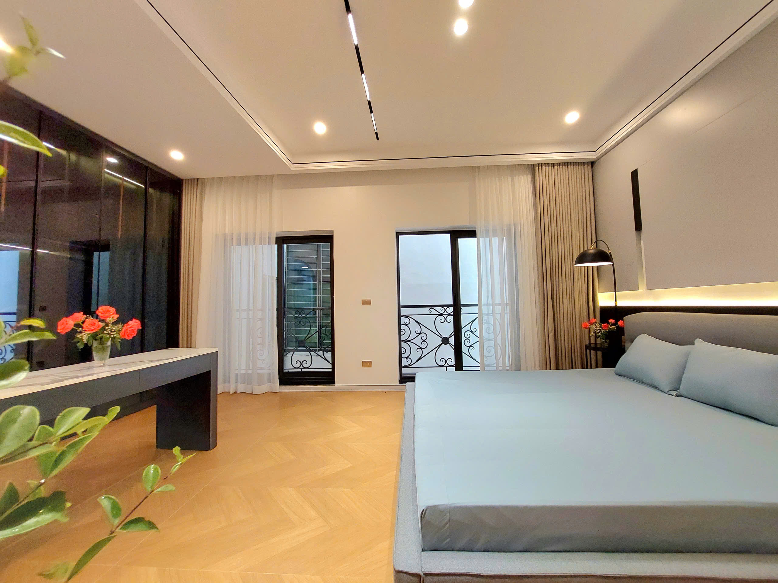 Nhà phố Bạch Mai DT 48m2x6T thang máy - full nội thất- cách phố 15m ở luôn 