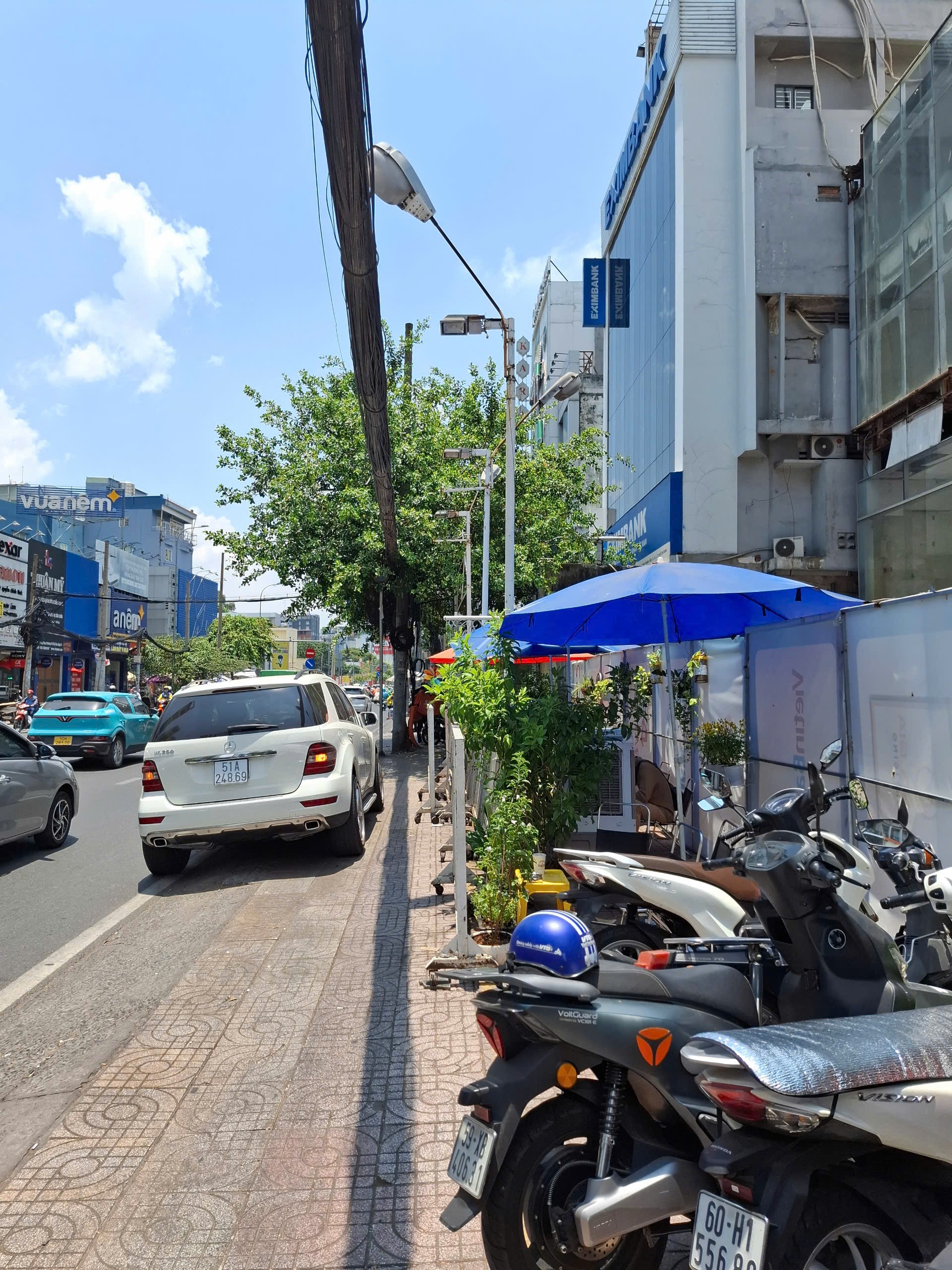 Cho thuê nhà mặt tiền CMT8 Quận 3 giá 180 triệu/tháng. Cho thuê nhà mặt tiền CMT8 Quận 3 giá 180 triệu/tháng.