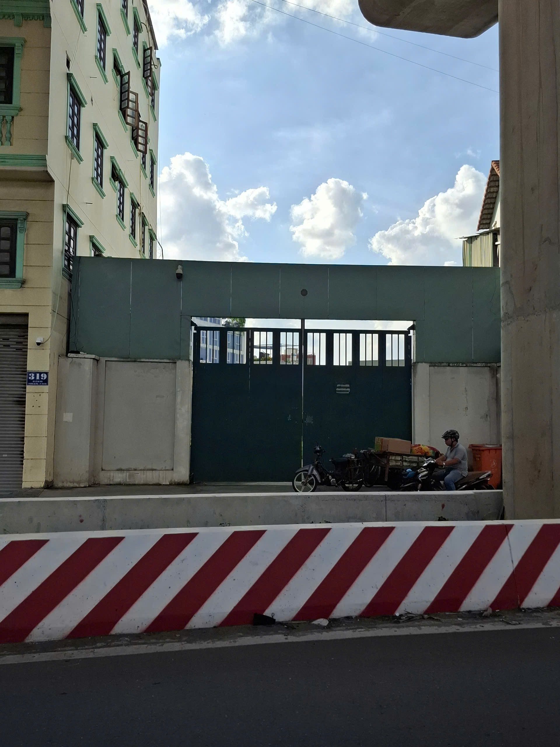 Cho thuê đất mặt tiền Song Hành p. An Phú Quận 2 giá 180 triệu/tháng. Cho thuê đất mặt tiền Song Hành p. An Phú Quận 2 giá 180 triệu/tháng.