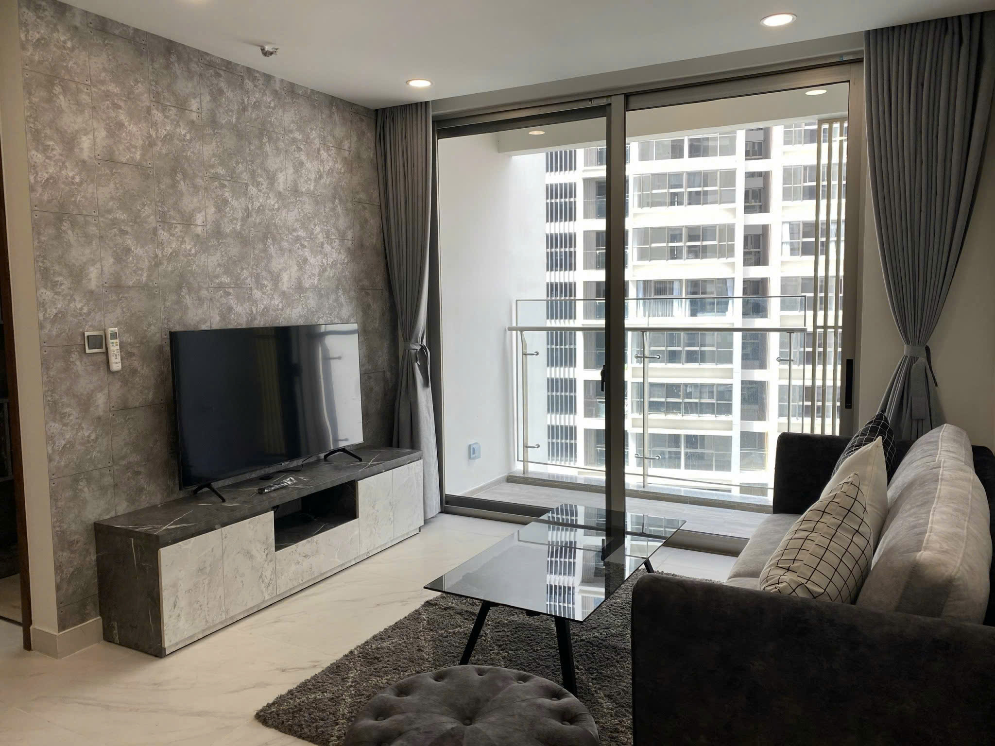Nhà đẹp cho thuê - 2PN Midtown nội thất cao cấp ô xe hầm có thể vào ở ngay