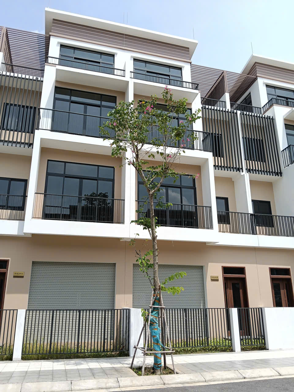  BÁN NHÀ PHỐ LIỀN KỀ – KĐT T&T MILLENNIA CITY (LONG HẬU) THIẾT KẾ TRỆT 3 LẦU HIỆN ĐẠI