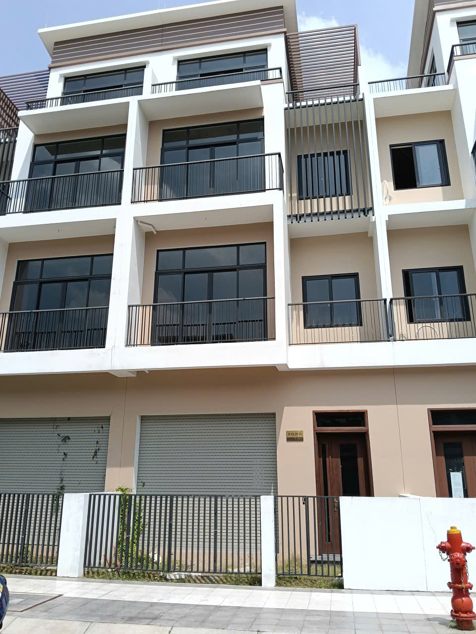 Nhà phố 6x20 ngay cạnh hồ bơi, thoáng đẹp, trung tâm thương mại, giá chỉ 5,7 tỷ