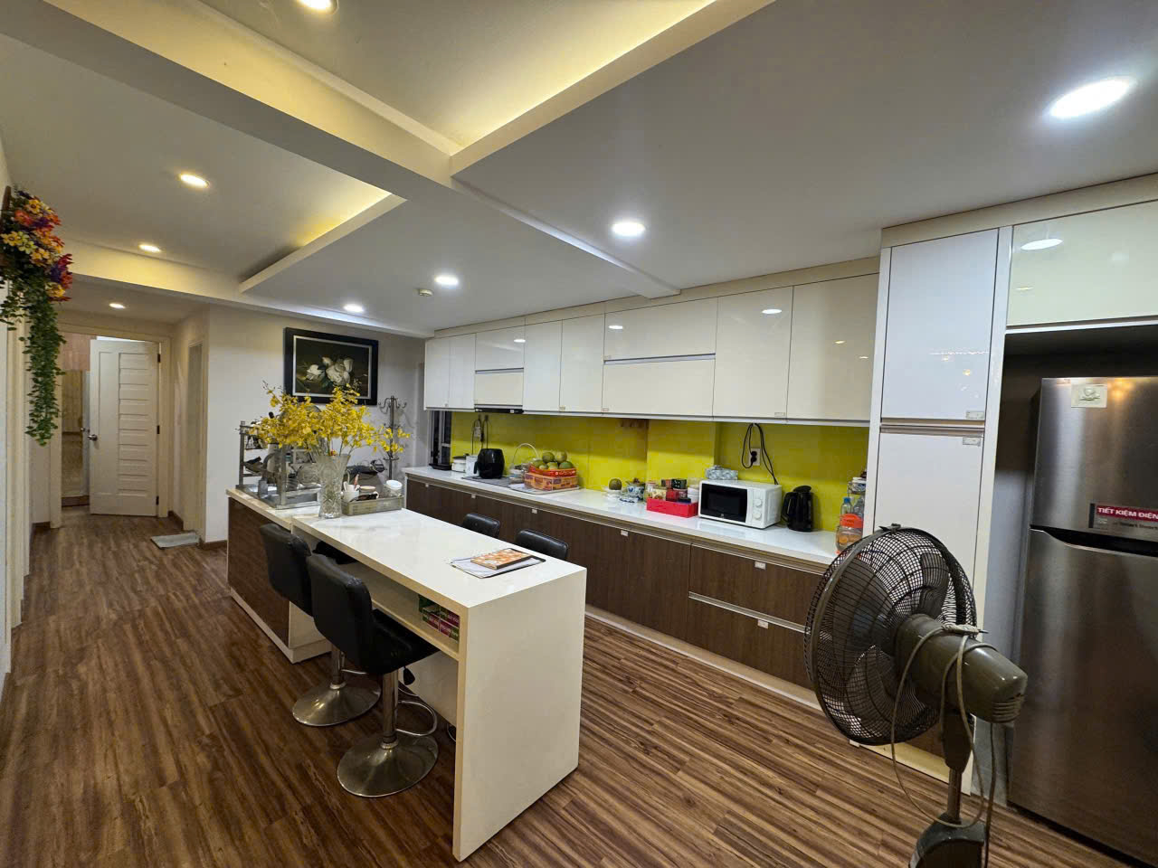 Bán nhanh CHCC Happy Valley, DT 116m2, 3PN, 2WC, nội thất cao cấp, ô xe trệt, giá tốt 