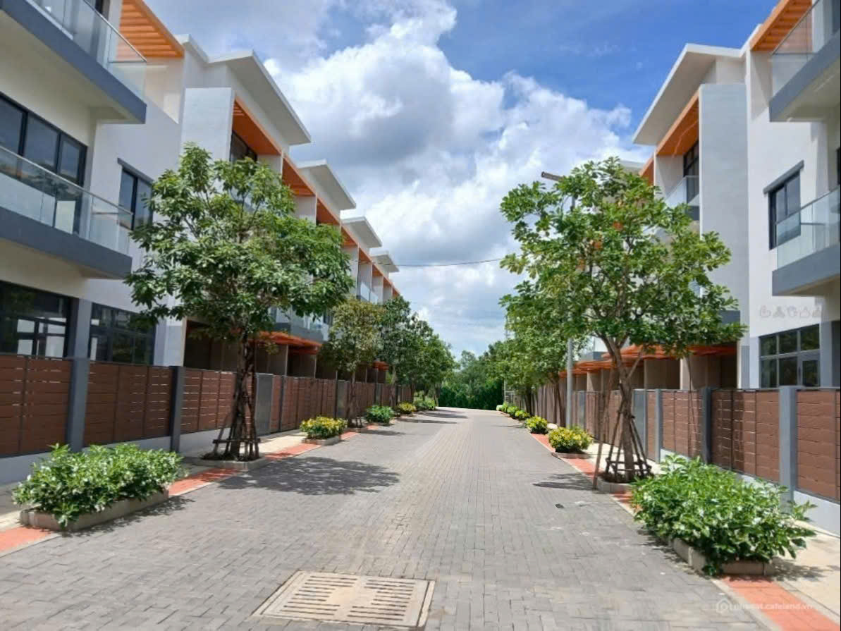 Cho thuê 2 căn liền nhau nhà trệt 2 lầu, ngay KCN Long Hậu, cách Quận 7 25 phút 8 triệu