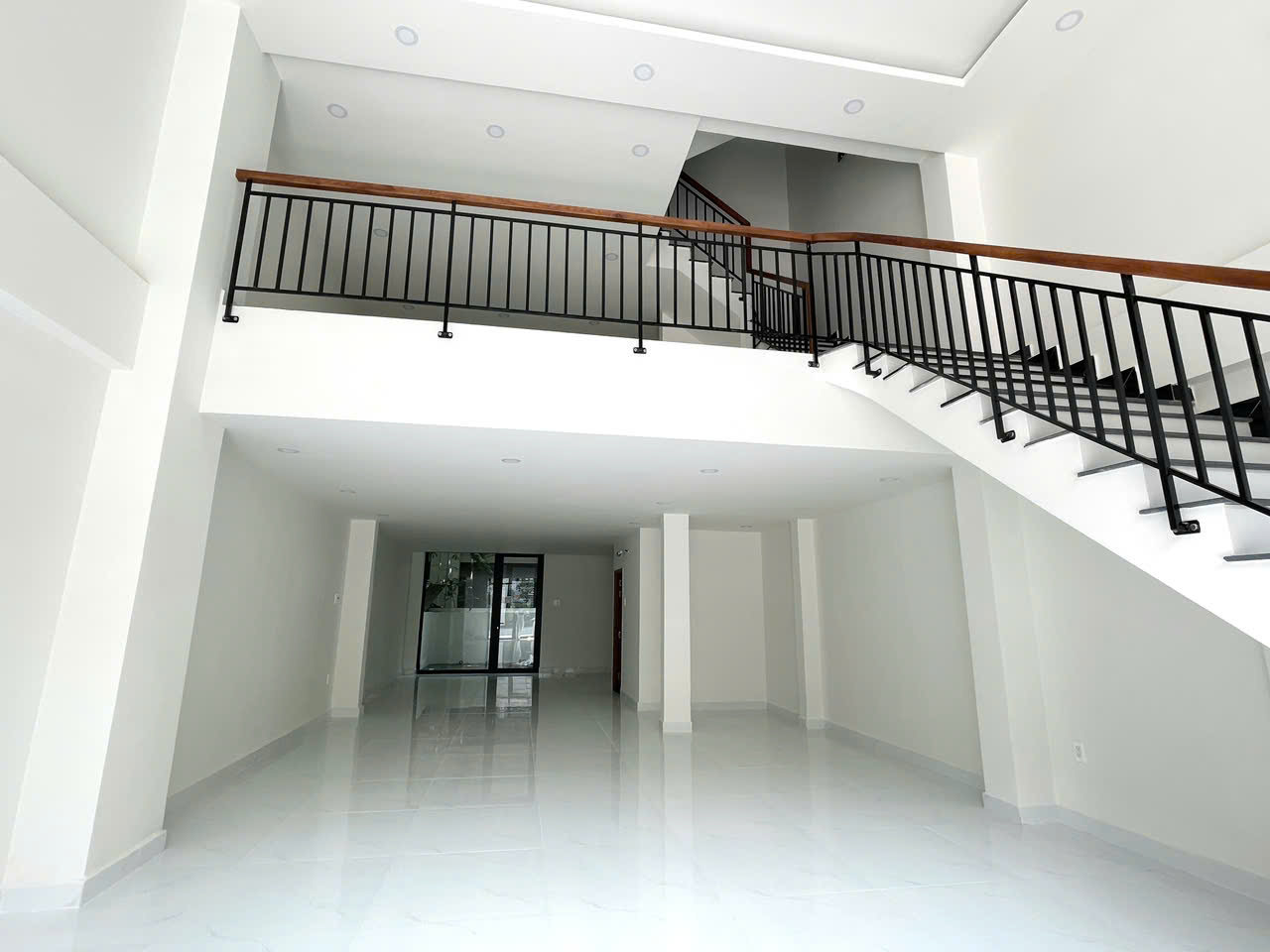 Cho thuê mặt bằng làm văn phòng trục đường phố đi bộ T&T City Millennia