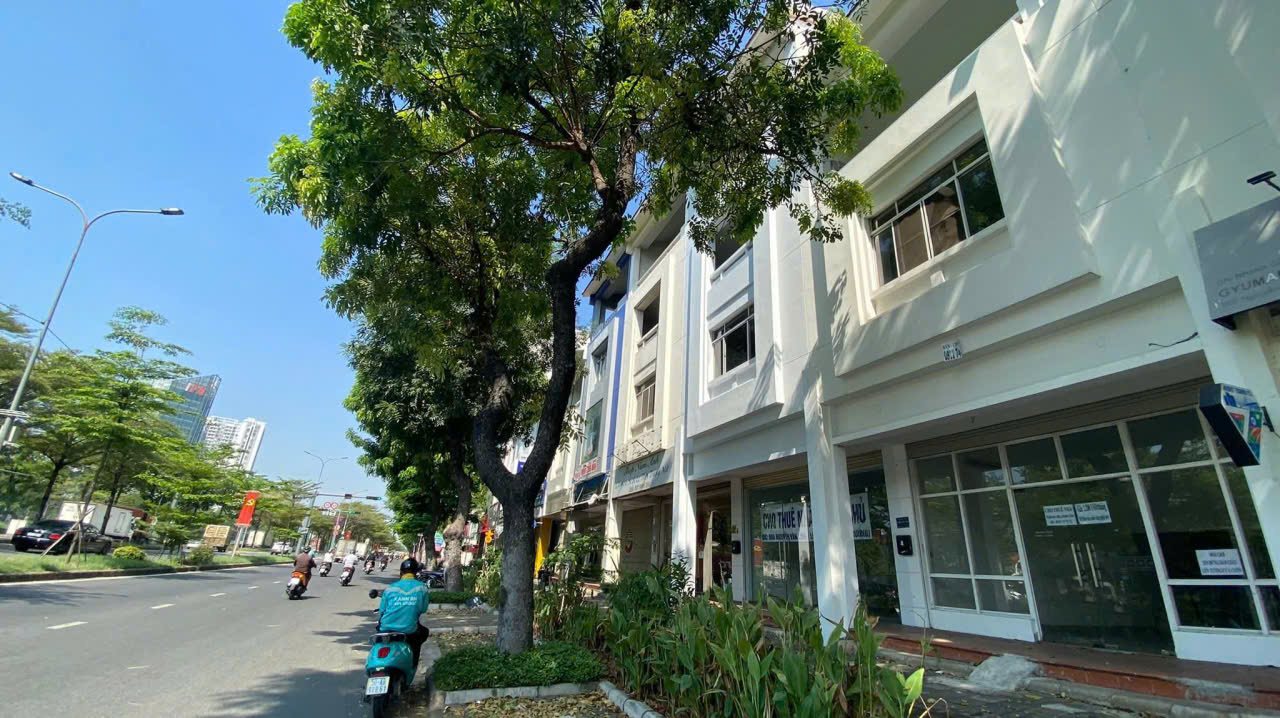 Cho thuê nhà phố mặt tiền Nguyễn Văn Linh PMH Quận 7, giá chỉ 55 triệu