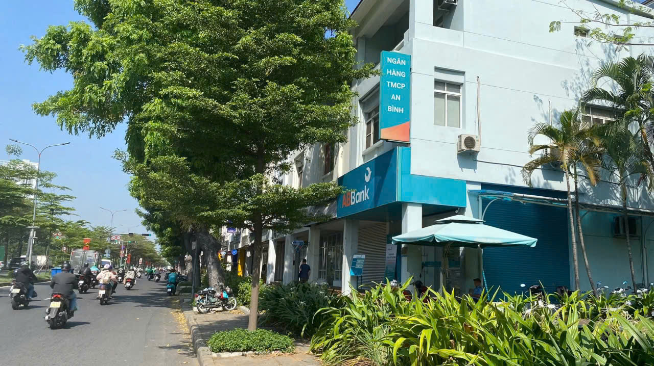 Cho thuê nhà phố mặt tiền Nguyễn Văn Linh PMH Quận 7, giá chỉ 55 triệu