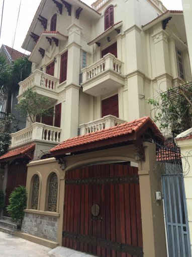 Bán biệt thự khu đô thị Cầu Giấy quanh 120 tỷ 240m2 xây 4 tầng có hầm lô góc 2 mặt tiền vị trí đẹp 