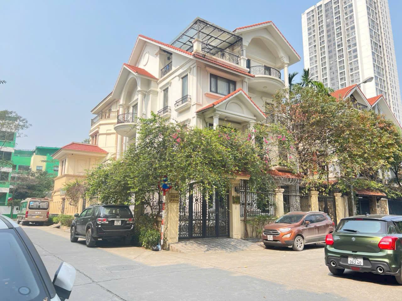 Bán biệt thự khu đô thị Cầu Giấy quanh 120 tỷ 240m2 xây 4 tầng có hầm lô góc 2 mặt tiền vị trí đẹp 