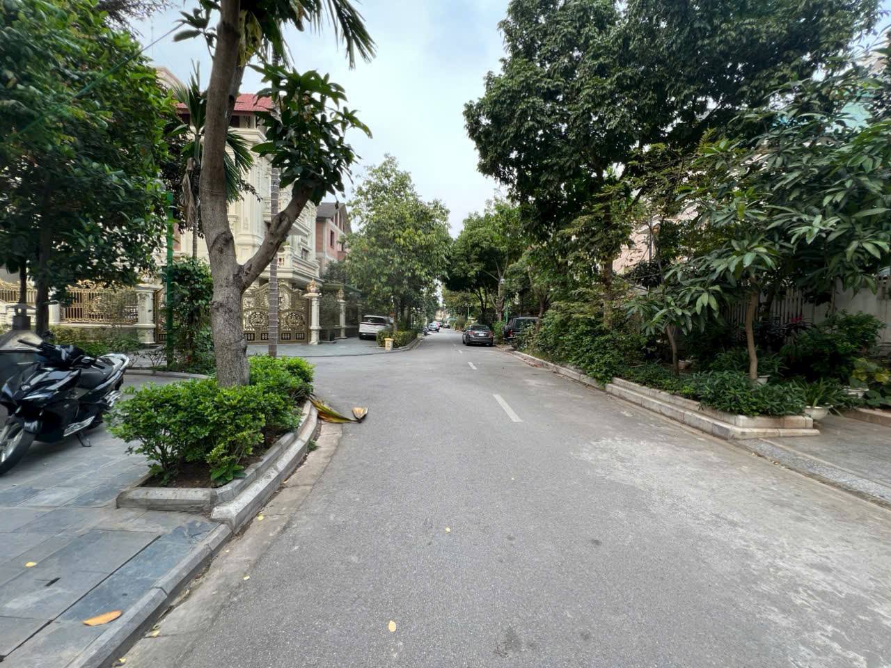 Bán biệt thự khu đô thị Cầu Giấy quanh 120 tỷ 240m2 xây 4 tầng có hầm lô góc 2 mặt tiền vị trí đẹp 