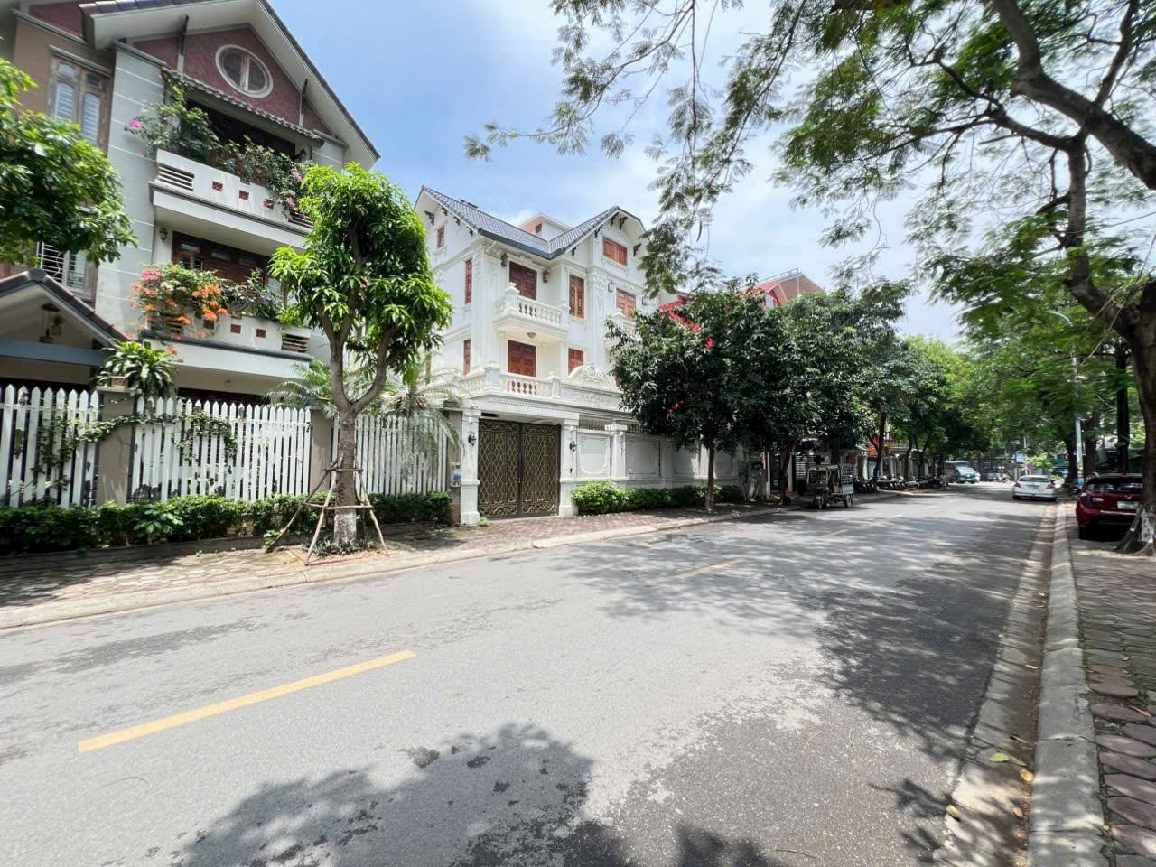 Bán biệt thự lô góc đẳng cấp Khu Đô Thị Mễ Trì Hạ Nam Từ Liêm. DIỆN TÍCH 200m2 
Giá 79 tỷ