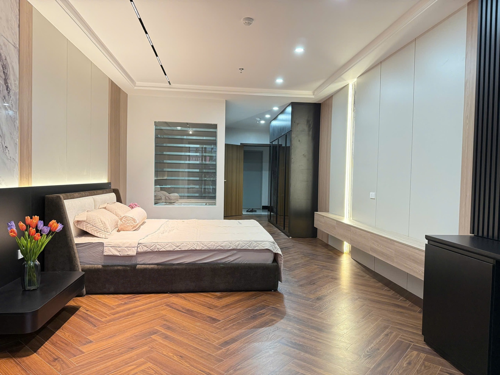 bán nhà plô vị trí ngõ 187 thông 193 Trung Kính, Yên Hòa  Cầu Giấy, DT 54m² x 7 tầng  giá 29.9 tỷ.
