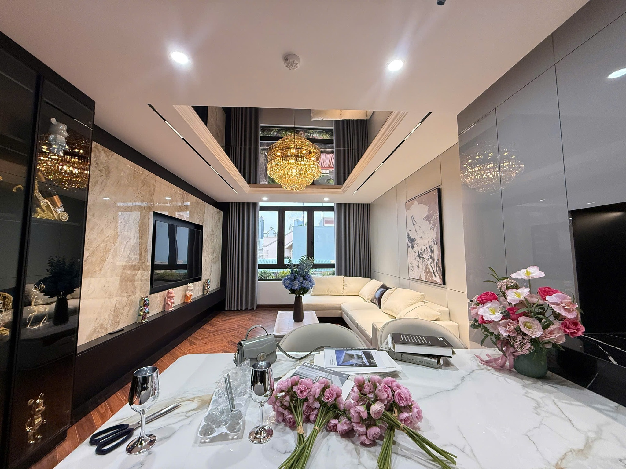 bán nhà plô vị trí ngõ 187 thông 193 Trung Kính, Yên Hòa  Cầu Giấy, DT 54m² x 7 tầng  giá 29.9 tỷ.
