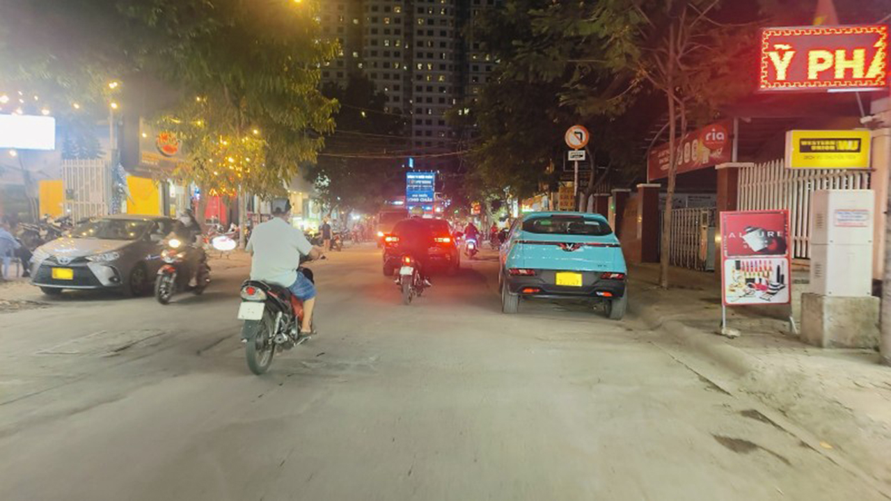 Bán đất tặng nhà mặt tiền Lê Văn Thịnh, ngang 6m, gần Bệnh viện Quận 2