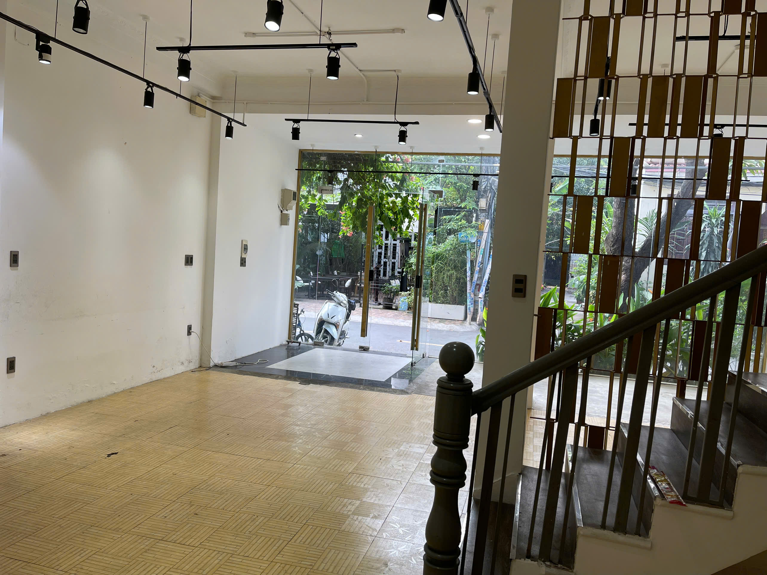 Bán nhà mặt tiền Nguyễn Đăng Giai, Thảo Điền, ngang gần 12m, Đang cho thuê giá cao