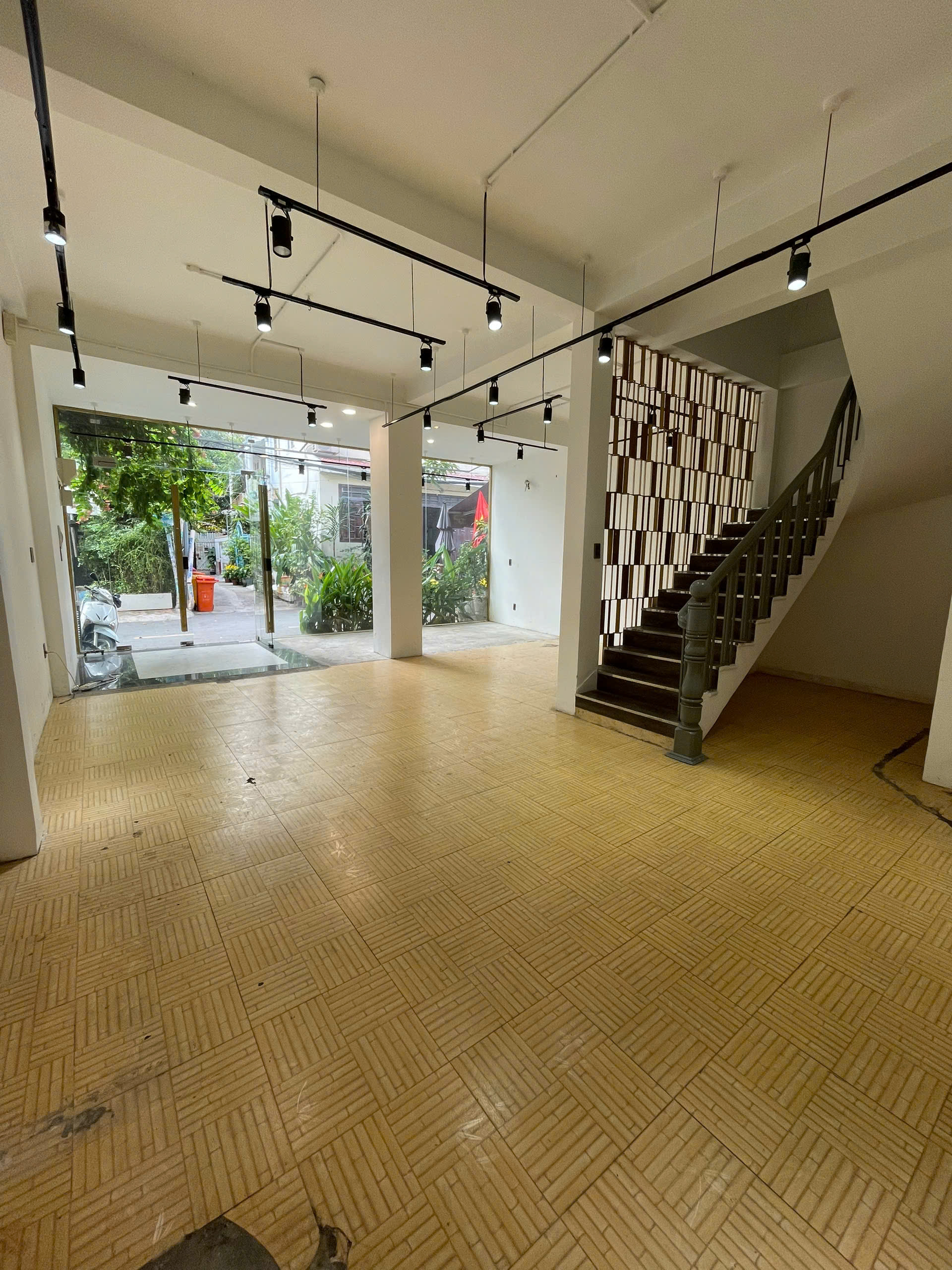 Bán nhà mặt tiền Nguyễn Đăng Giai, Thảo Điền, ngang gần 12m, Đang cho thuê giá cao