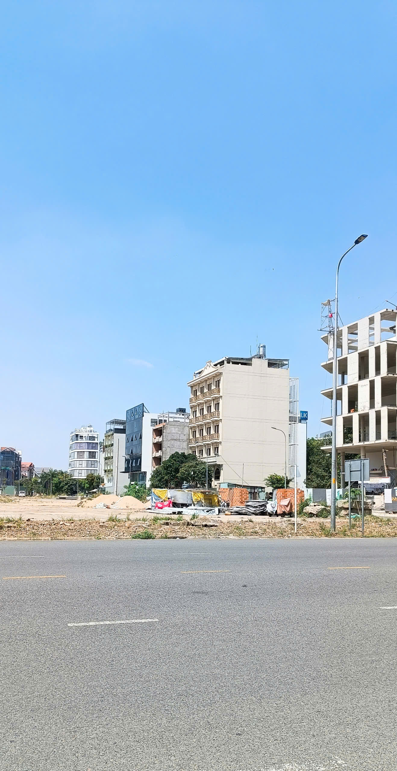 Cho thuê đất 4 mặt tiền đường Trương Văn Bang, gần Ủy ban, vuông vức, có sẵn nền bê tông