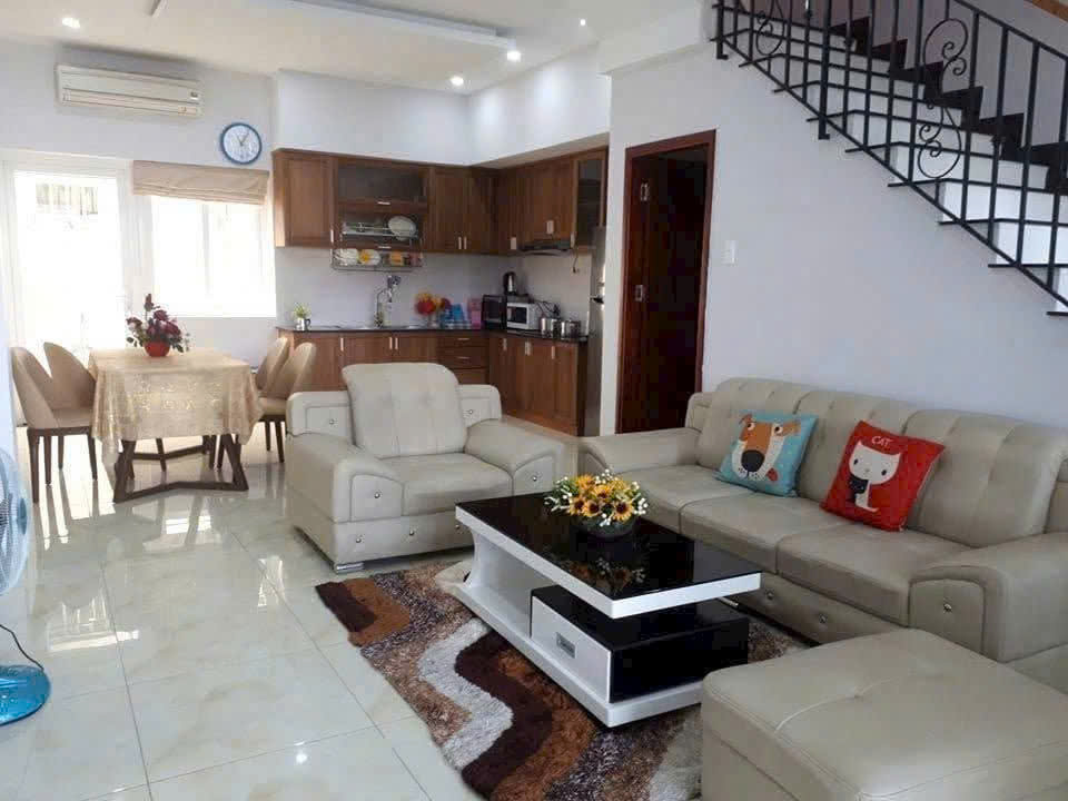 Bán nhà Mega Village trục chính 20m, đối diện hồ bơi, giá giảm sâu