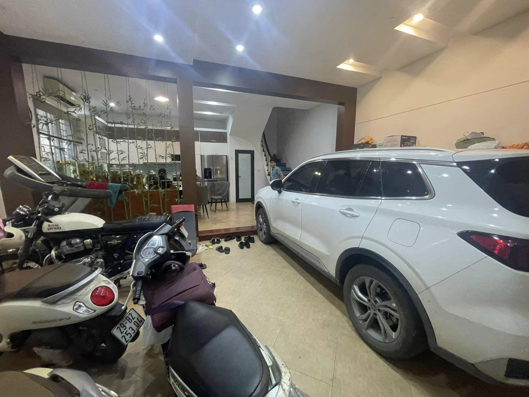 Bán nhà mặt ngõ 12 Phố Đào Tấn. DT 105m² x 5T, mặt tiền 6,5m lô góc, giá 3x tỷ.
