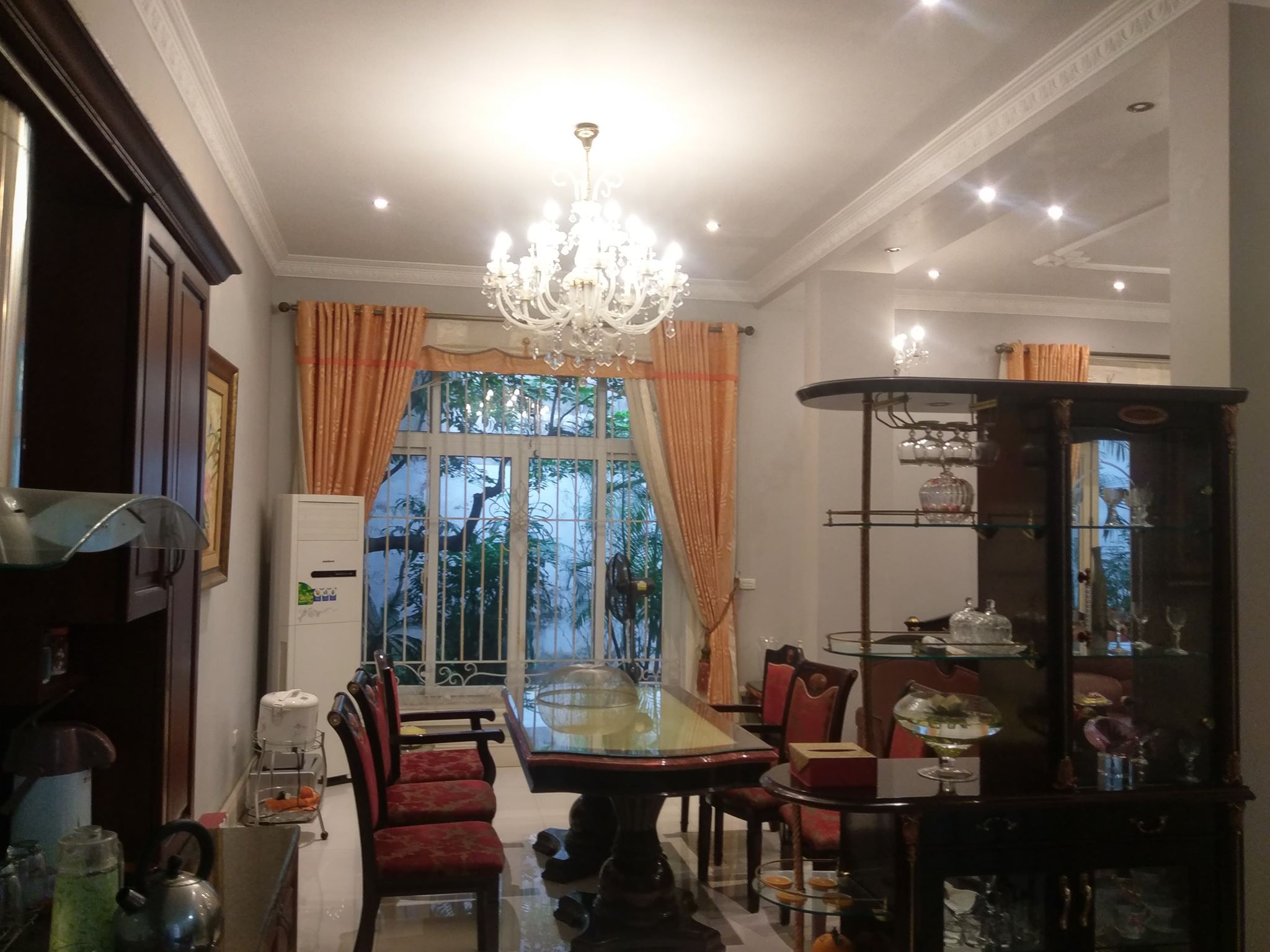 Bán nhà phố Hoàng Quốc Việt giáp Trần Cung dt 40m2 x 5 t lô góc mặt tiền 6 m giá 9.9 tỷ