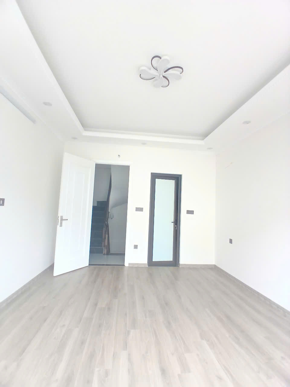 Cần bán gấp nhà riêng Yên Hoà,Trung Kính dt 34 m2 x 5 t mới tinh vào ở luôn giá bán 7,2 tỷ
