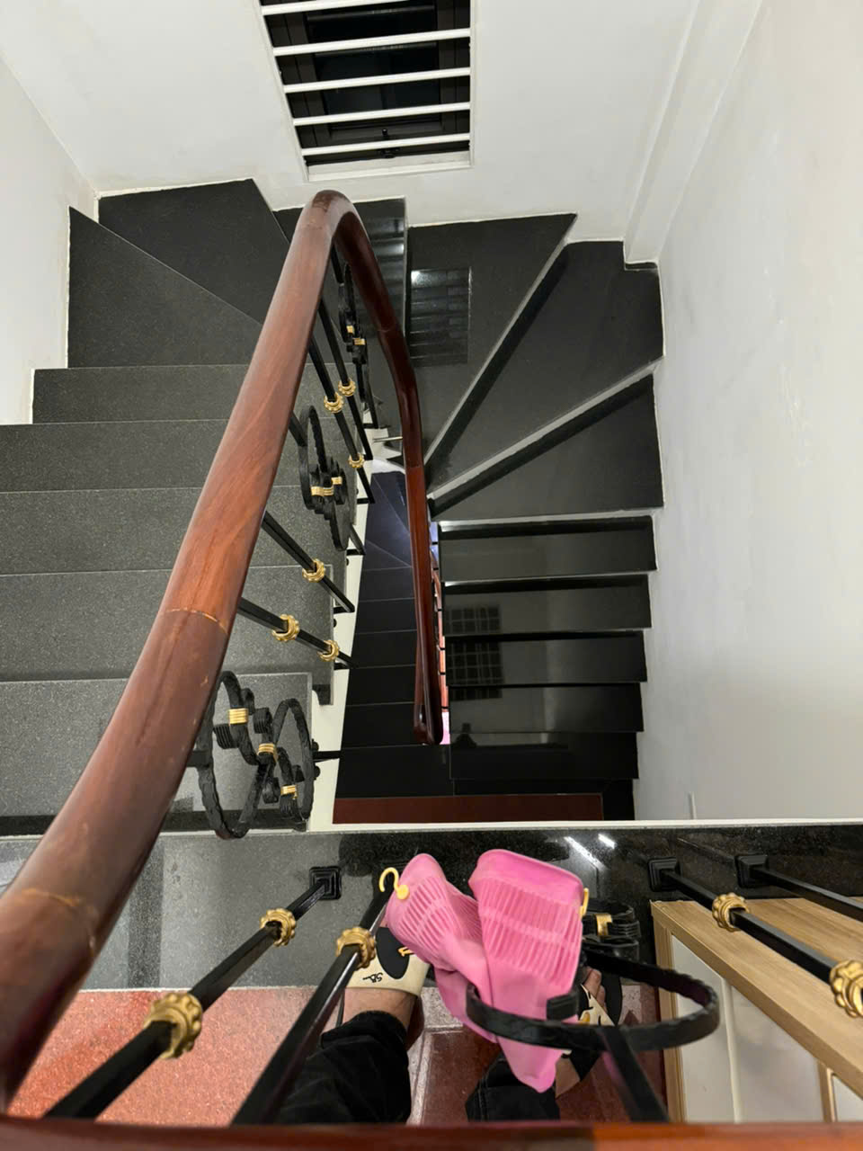 Chính chủ cần bán nhà ngõ 89 phố Lạc Long Quân dt 34 m2 x 5 t đầy đủ nội thất 7,5 tỷ