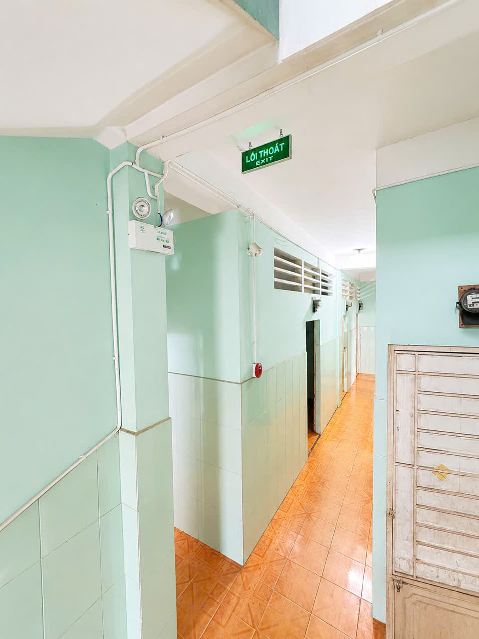 Nhà 3 tầng mặt tiền đường Bùi Văn Ba Tân Thuận. 190 m2 giá 23,5 tỷ.