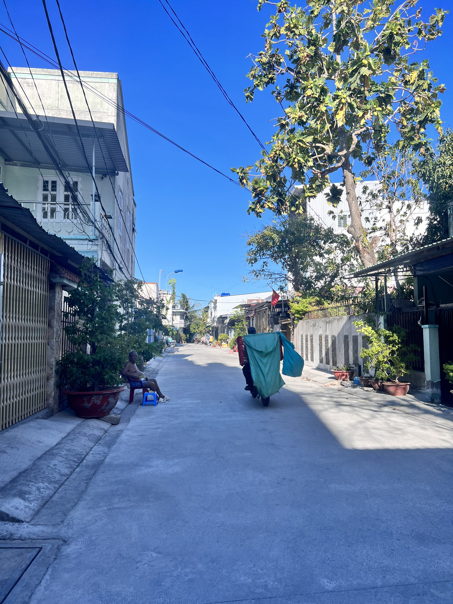 Dãy trọ+ mặt bằng KDBB đường 8 m, Lâm Văn bền. 6*22 hơn 12 tỷ.