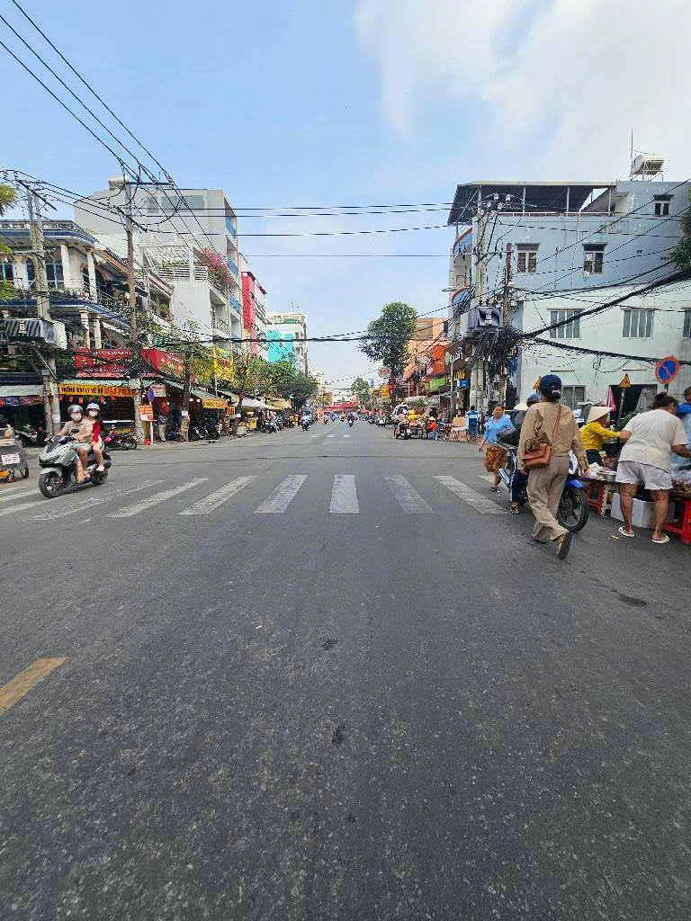 Nhà mặt tiền đường Nguyễn Thị Thập Quận 7. DT 6*25 giá 30 tỷ.