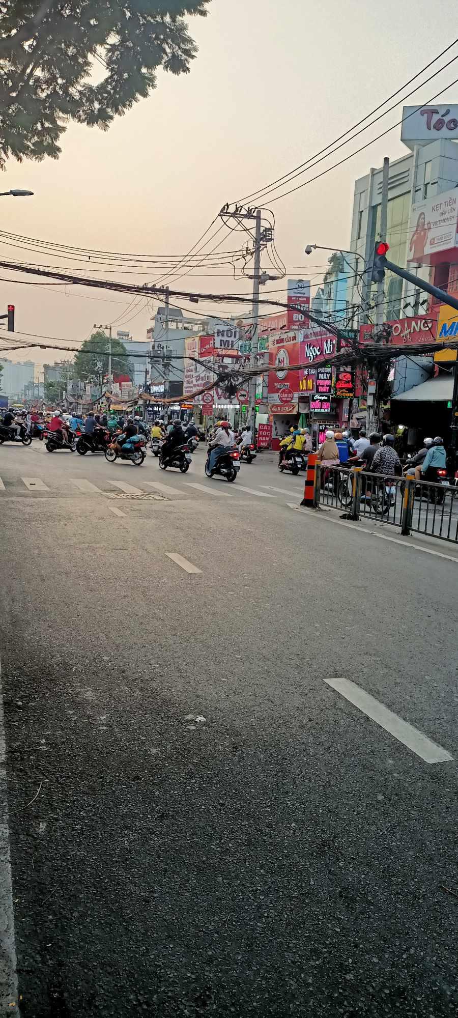 Nhà mặt tiền đường Nguyễn Thị Thập Quận 7. DT 6*25 giá 30 tỷ.