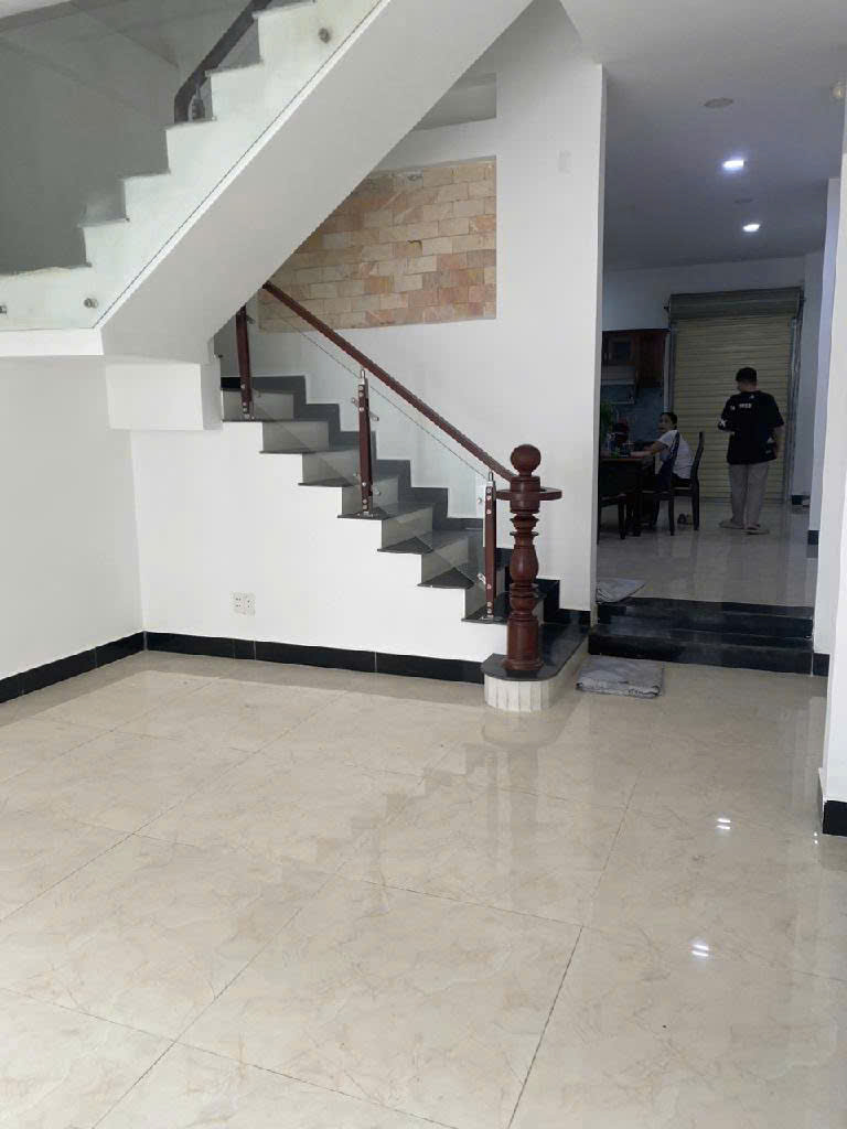 Nhà mặt tiền đường 14 m, khu dân trí đẳng cấp, sát Q7. 4,5*18 nhỉnh 8 tỷ.