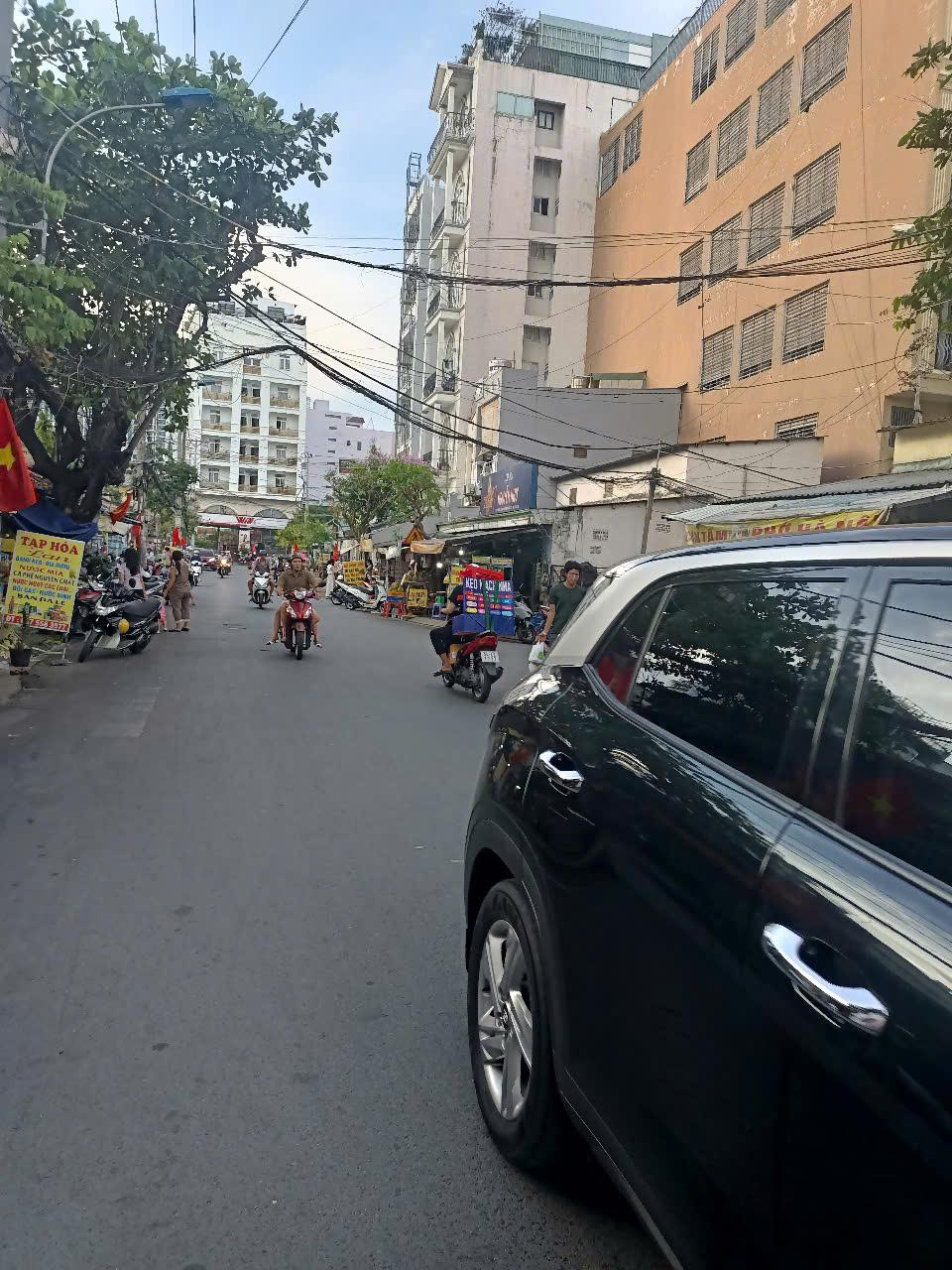 Khách sạn 6 tàng mặt tiền đường Lý Phục Man Quận 7. 6*20, 23 tyy