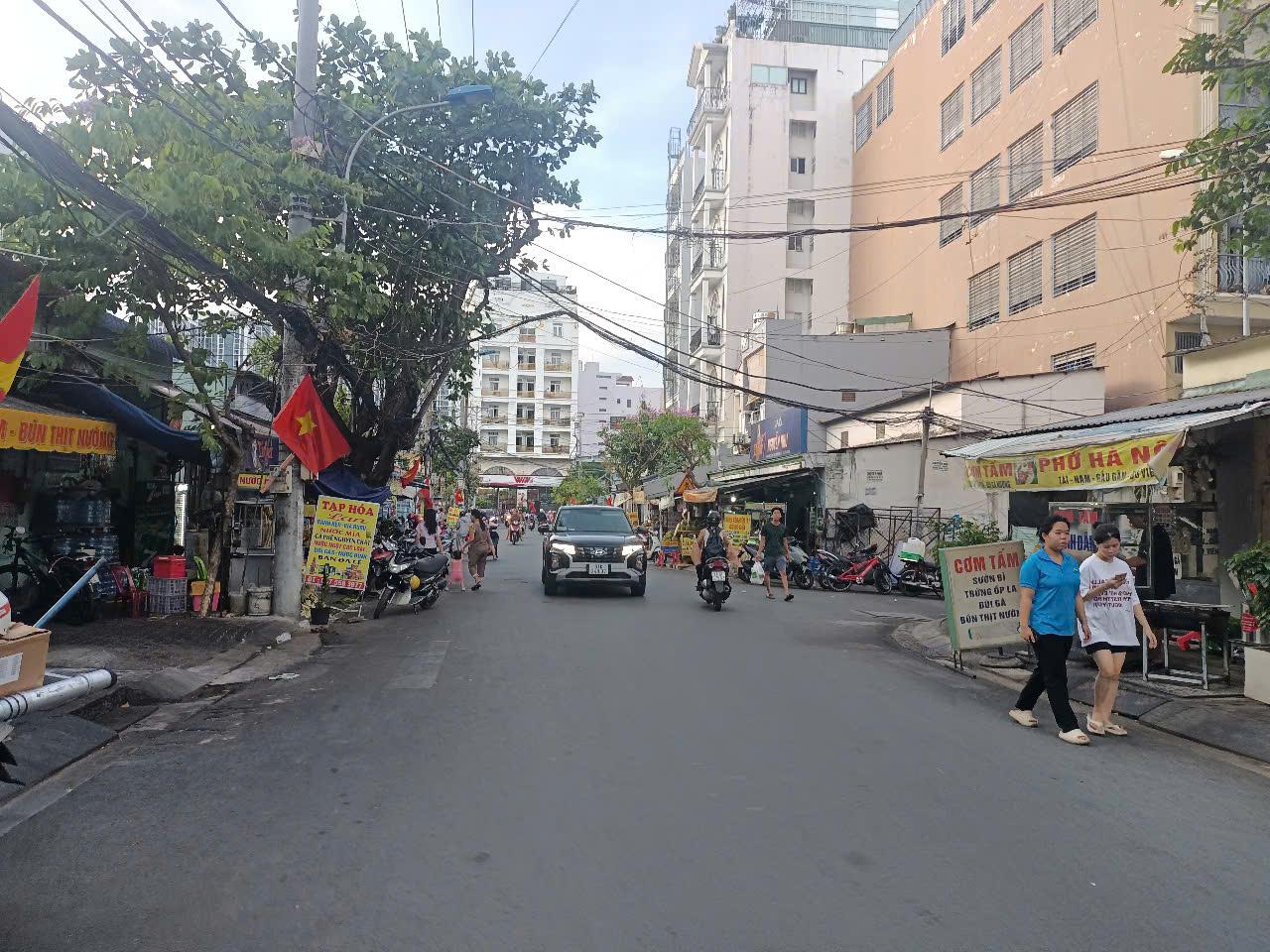 Khách sạn 6 tàng mặt tiền đường Lý Phục Man Quận 7. 6*20, 23 tyy