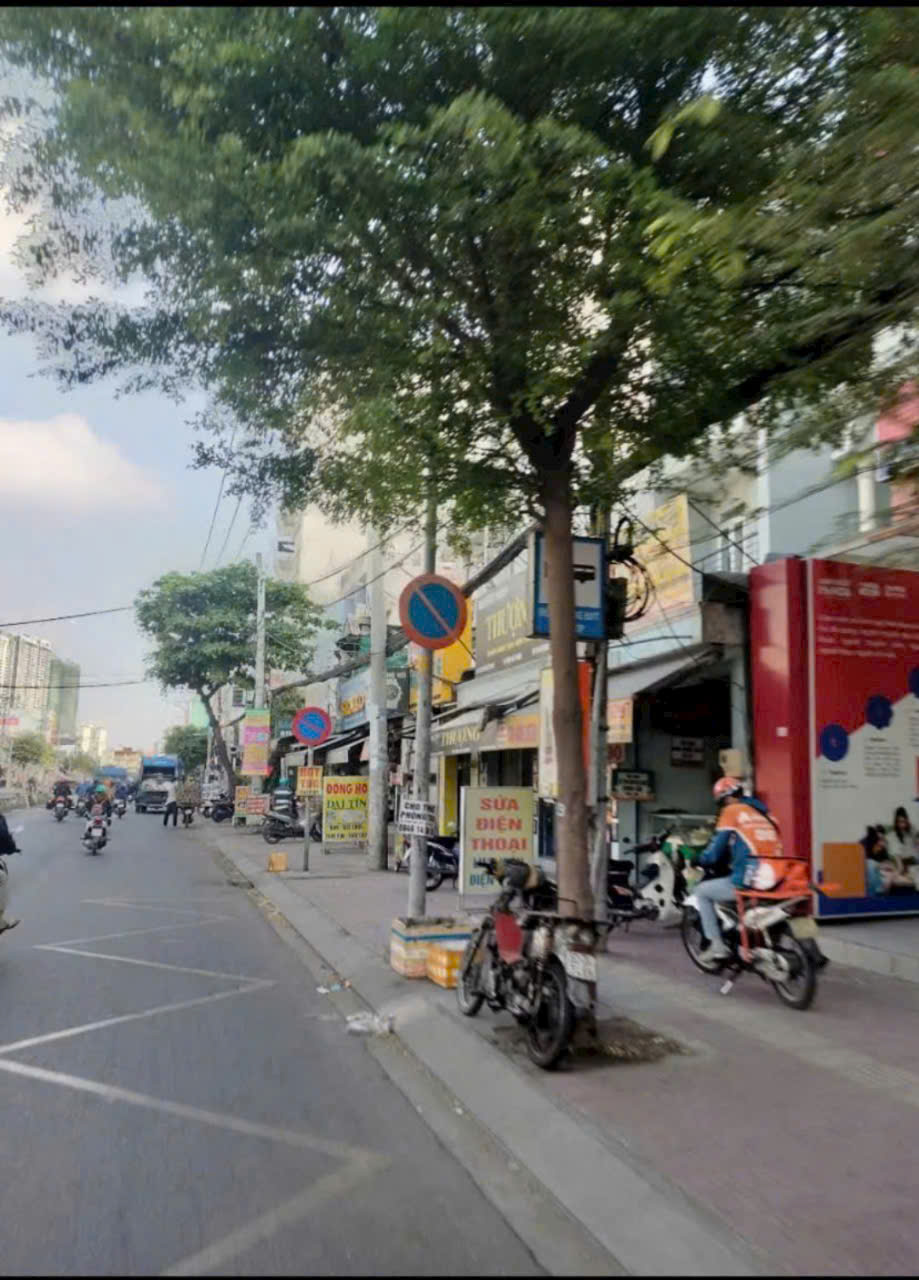 Mặt tiền kd rộng 20 m, 250 m2 , dưới 9 tỷ. Mbkd+ 11 phong trọ. Mặt tiền kd rộng 20 m, 250 m2 , dưới 9 tỷ. Mbkd+ 11 phong trọ.