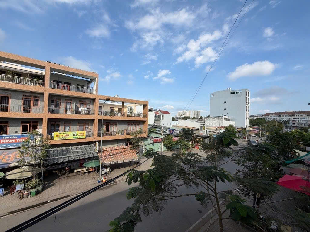 CHDV MT Trần Trọng Cung Q 7. Ngang rộng 8 m, có 10 p, hơn 13 tỷ.