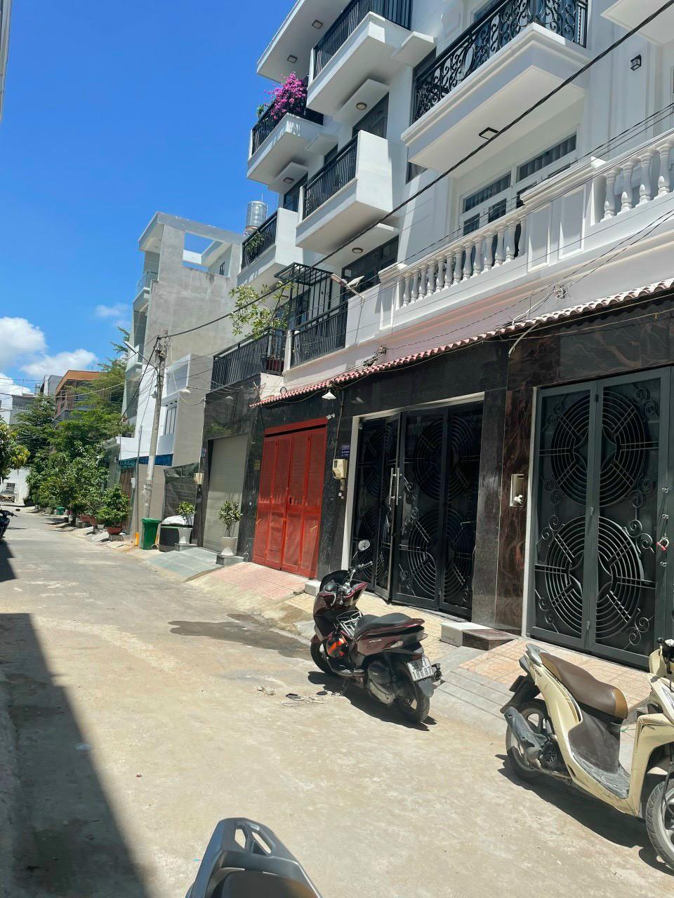 Nhà đẹp 3 tầng, sân thượng, hẻm thông 7 m, 1 sẹc Huỳnh Tấn Phát  Thị trấn Nhà bè. 5*23 chỉ 8,1 tỷ.