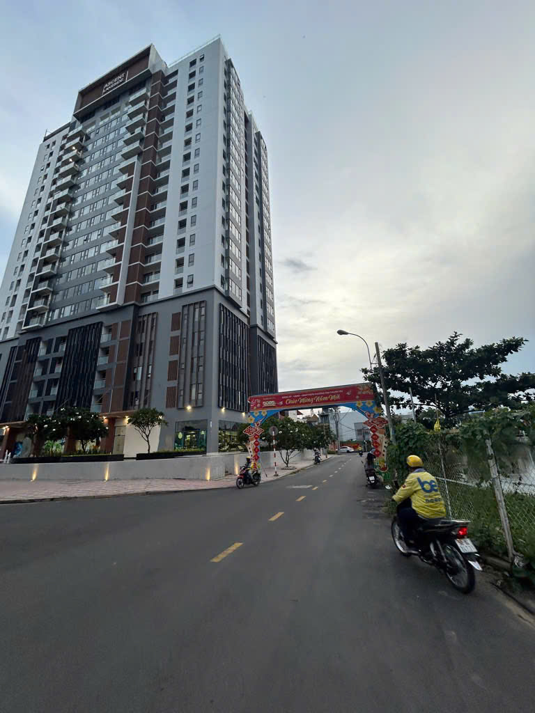 Nhà 2 tầng đường 8 m, Nguyễn Văn Linh quận 7. 6,2*21 hơn 12 tỷ.