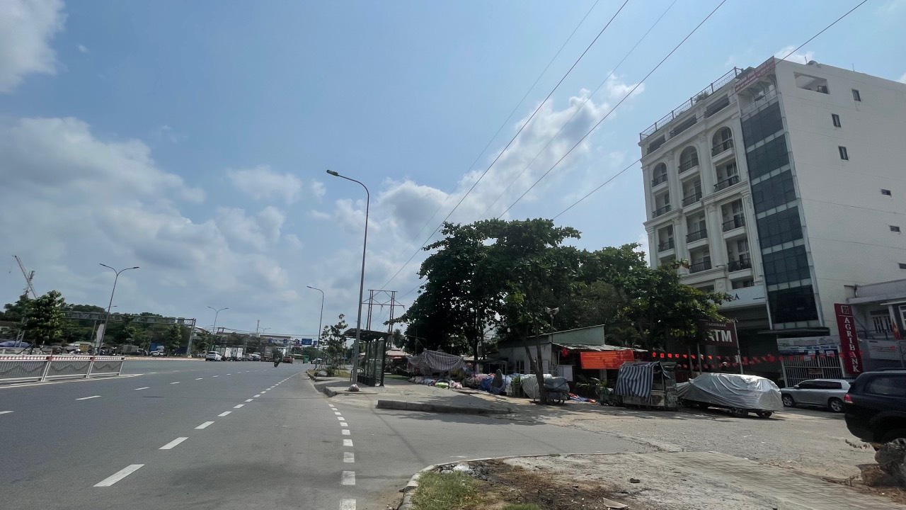 Mặt tiền đường Nguyễn Văn Linh Tân Thuận Tây Quận 7. DT 6,8*17 giá 15,5 tỷ.