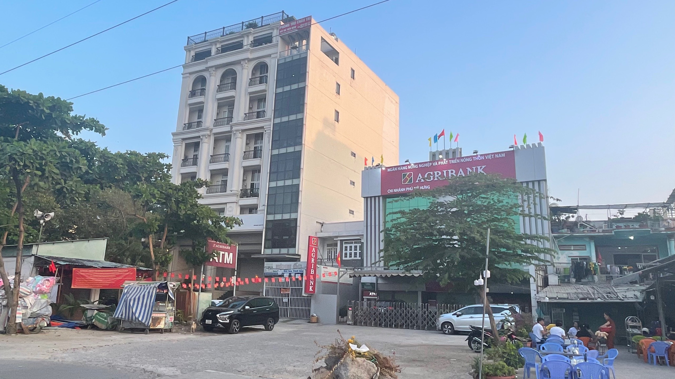 Mặt tiền đường Nguyễn Văn Linh Tân Thuận Tây Quận 7. DT 6,8*17 giá 15,5 tỷ.