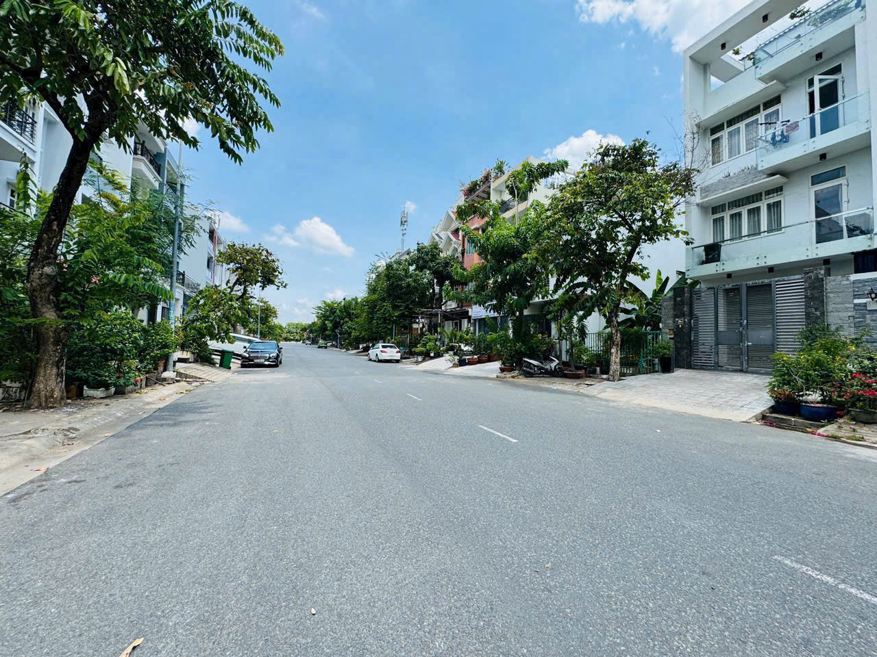 Nhà mặt tiền đường 14 m, khu dân trí đẳng cấp, sát Q7. 4,5*18 nhỉnh 8 tỷ.