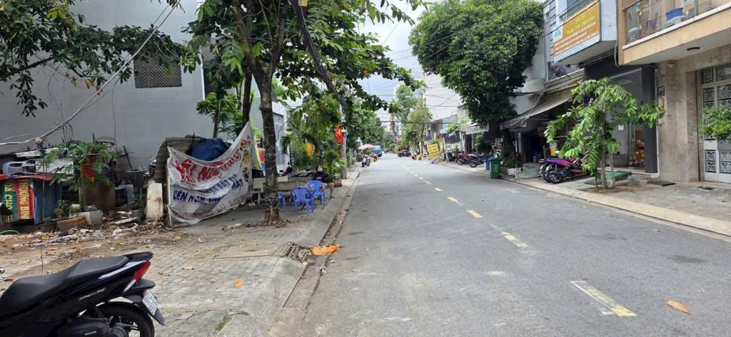 
Nhà 4 tầng mặt tiền đường số Tân quy quận 7. 5*22 chỉ hơn 18 tỷ.