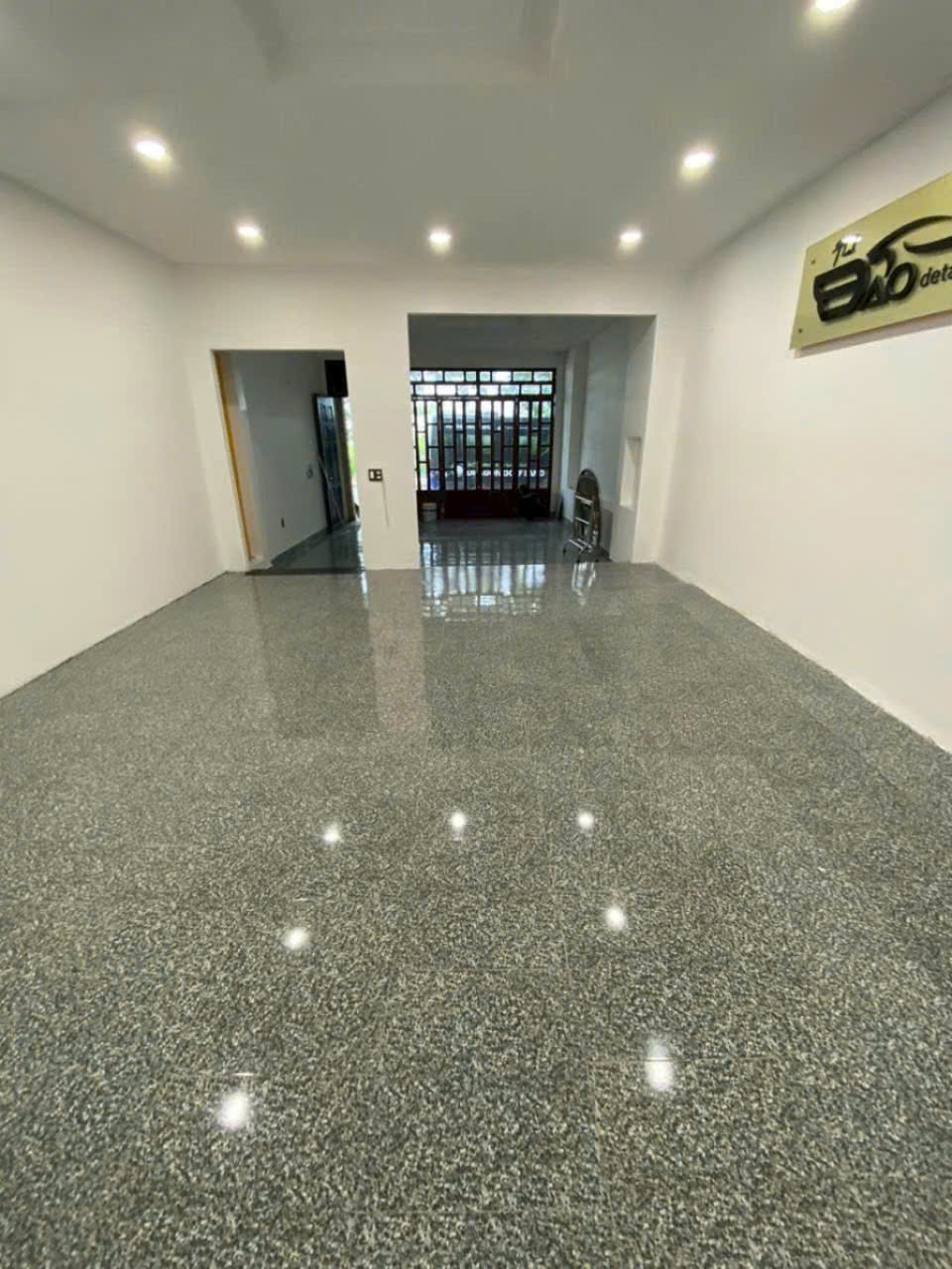 Nhà mặt tiền đường nhựa rộng 16 m Quận 7. 5*21 chỉ 13,6 tỷ.