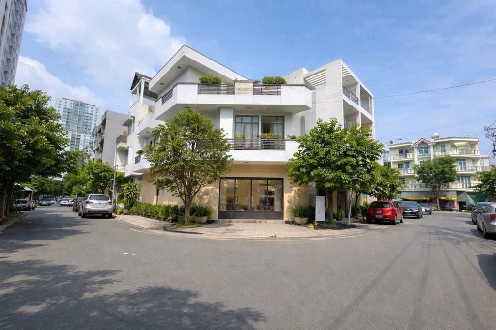 Nhà 4 tầng mặt tiền Phạm Hữu Lầu, khu Công ích phú mỹ. 6*18 chỉ 17,5 tỷ.