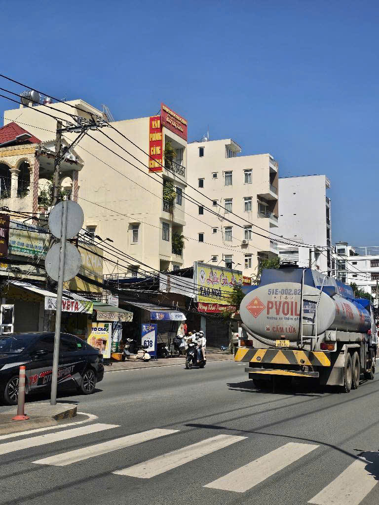
Mặt tiền đường Huỳnh Tấn Phát Quận 7. 5*26 chỉ 16,2 tỷ.