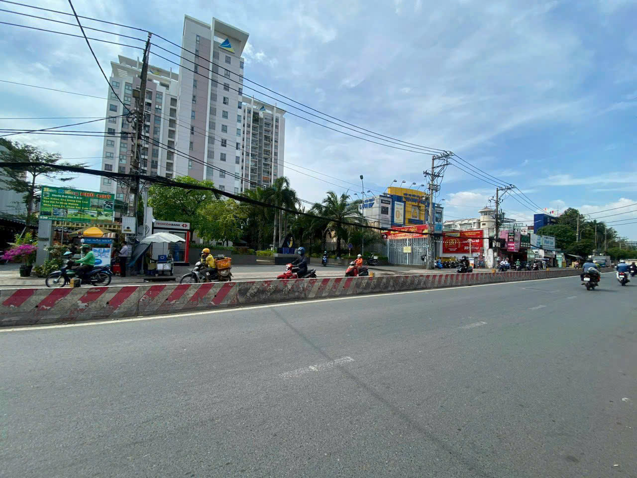 Rổ hàng bds MT Huỳnh Tấn Phát ngang rộng giá tốt.