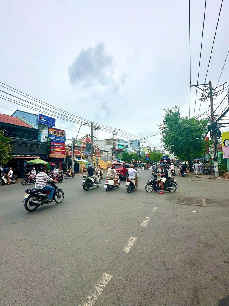 Mặt tiền đường Huỳnh Tấn Phát Thị trấn Nhà bè, 7,5*30, 220 m2 hơn 17 tỷ.