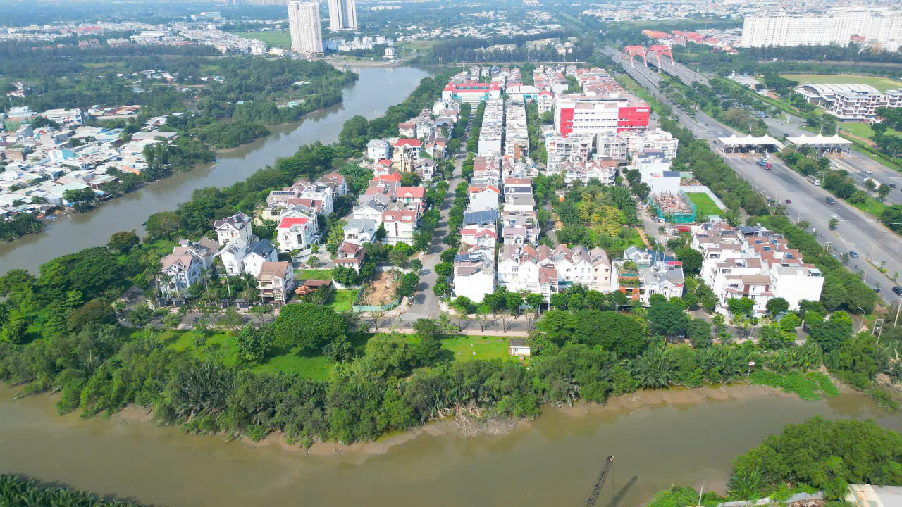 Đất lô góc đường 20 m, khu Sadeco Tân Phong quận 7. 5*18 còn 15,8 t.ỷ. Ngay RMIT. Đất lô góc đường 20 m, khu Sadeco Tân Phong quận 7. 5*18 còn 15,8 t.ỷ. Ngay RMIT.