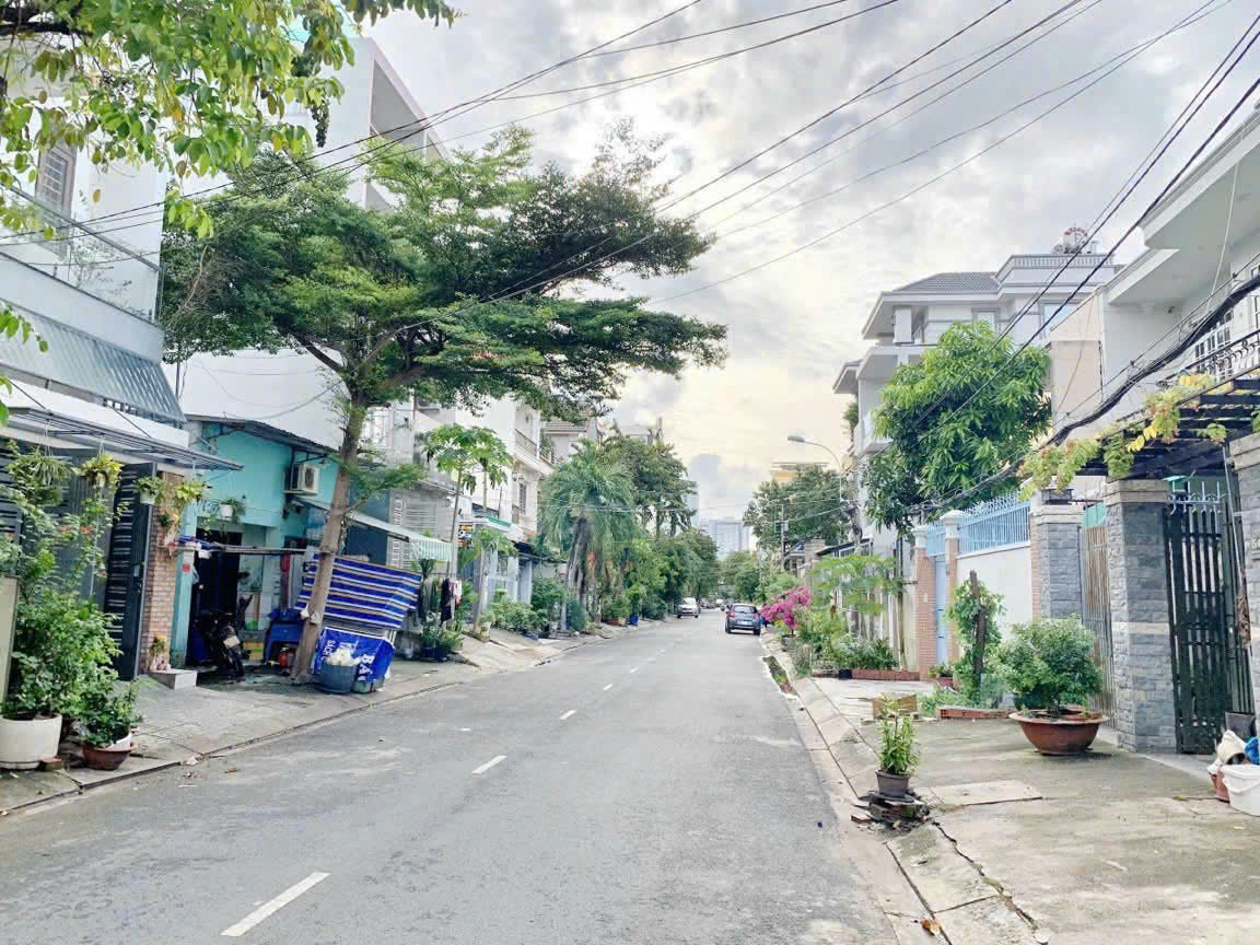 Nhà lô góc 2 mặt đường 12 m, Tân Phong quận 7. 10*22 giá 29 tỷ.